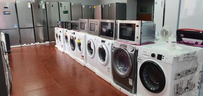 Lavadoras de 5 a 10kg, frigoríficos de todas las medidas y modelos, y microondas libres y de encastre con diversas capacidades.